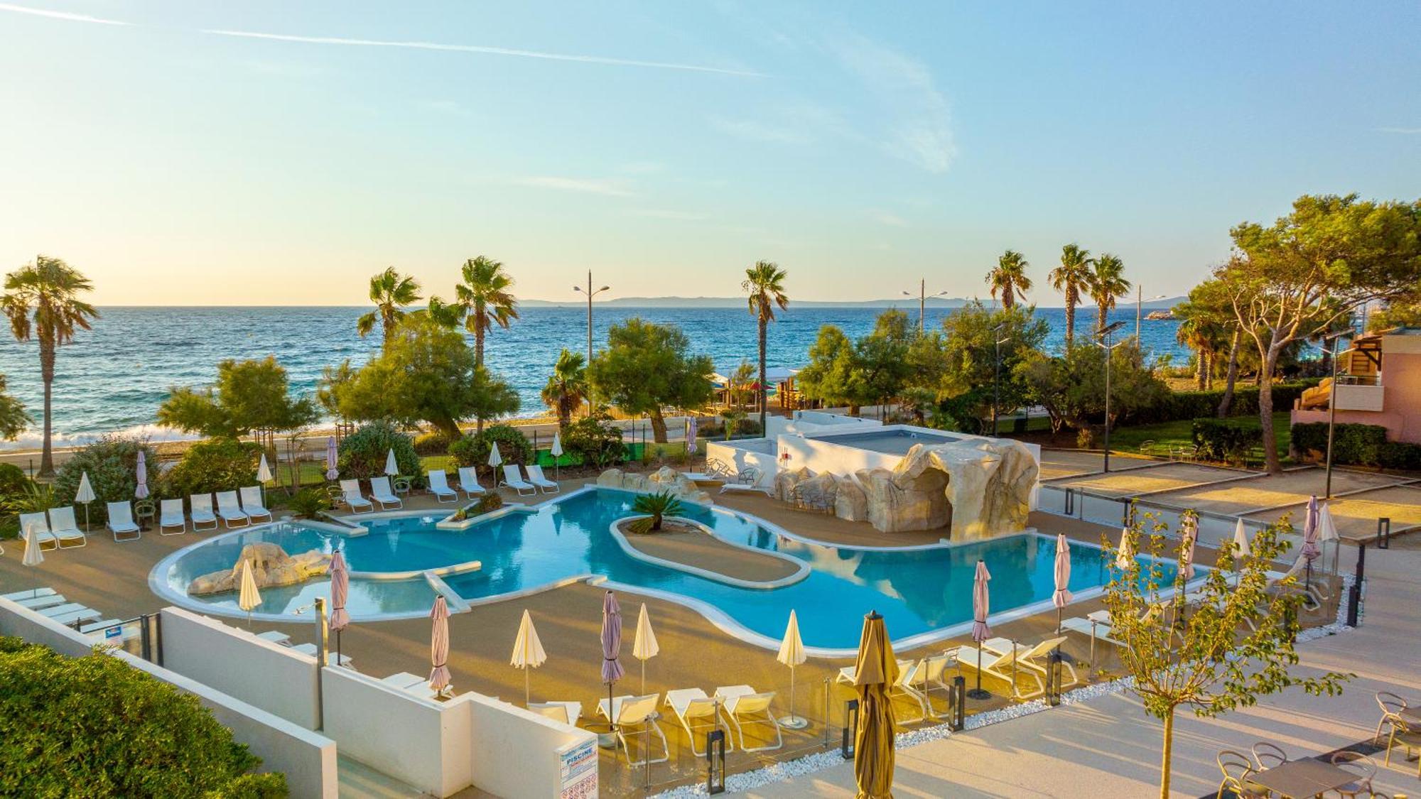 Hotel Club Oustal Del Mar Le Lavandou Exterior photo