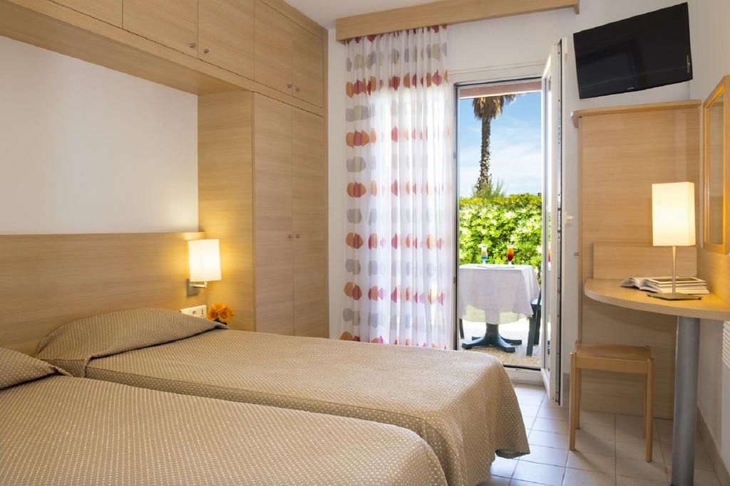Hotel Club Oustal Del Mar Le Lavandou Exterior photo